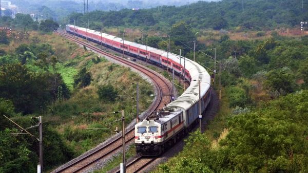 Indian Railways: ವಂದೇ ಭಾರತ್, ಶತಾಬ್ದಿ, ತೇಜಸ್, ರಾಜಧಾನಿ ಎಕ್ಸ್‌ಪ್ರೆಸ್‌ಗಿಂತ ಭಾರತದಲ್ಲಿ ಅತೀ ಹೆಚ್ಚು ಹಣ ಗಳಿಸುವ ರೈಲು
