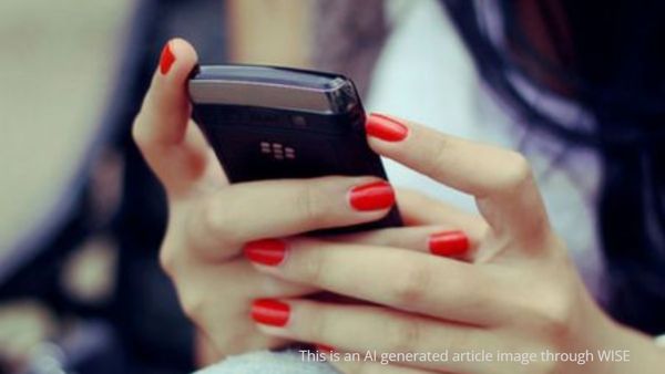 ಮೊಬೈಲ್ ಕಿತ್ತುಕೊಂಡ ಪೋಷಕರು- ವಿಷ ಕುಡಿದ ಯುವತಿ