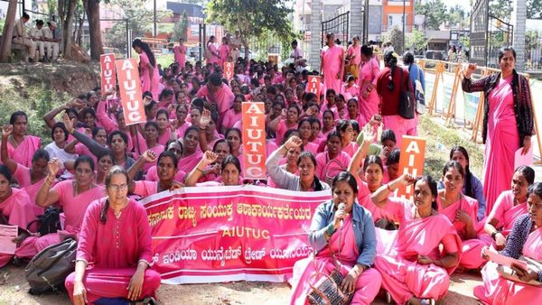 'ಗೌರವಧನ ಮಾತ್ರ ಪುಡಿಗಾಸು': ಮೈಸೂರಿನಲ್ಲಿ ಆಶಾ ಕಾರ್ಯಕರ್ತೆಯರ ಪ್ರತಿಭಟನೆ