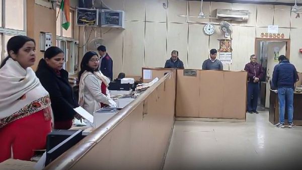 ಸರ್ಕಾರಿ ನೌಕರರಿಗೆ ಸ್ಟ್ಯಾಂಡಪ್‌ ಶಿಕ್ಷೆ ಕೊಟ್ಟ ಬಾಸ್‌, ಕಾರಣ ತಿಳಿದು ಜನ ಅಂದ್ರು ಶಹಬ್ಬಾಸ್‌