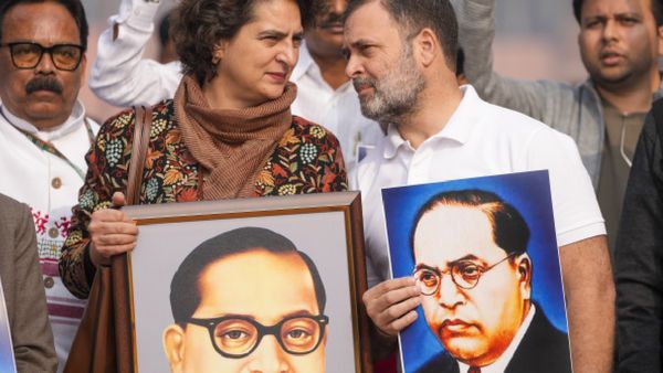 ಅಂಬೇಡ್ಕರ್ ಬಗ್ಗೆ ಅಮಿತ್ ಶಾ ಆಕ್ಷೇಪಾರ್ಹ ಹೇಳಿಕೆ; ಬಿಜೆಪಿ-ಕಾಂಗ್ರೆಸ್ ಪ್ರತಿಭಟನೆ