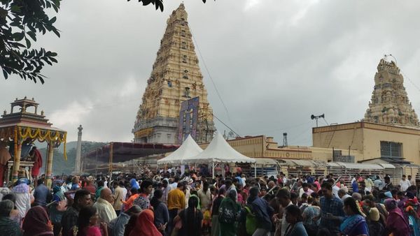 Heavy Rain: ರಣಭೀಕರ ಮಳೆ ನಡುವೆಯೂ ಮಲೆ ಮಾದಪ್ಪನಿಗೆ ಉರುಳುಸೇವೆ
