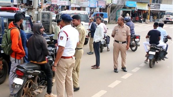 Bribe: ಲಂಚ ಪಡೆಯಲು ಟ್ರಾಫಿಕ್‌ ಪೊಲೀಸರ ಖತರ್ನಾಕ್‌ ಪ್ಲ್ಯಾನ್‌, ವಿಡಿಯೋ ವೈರಲ್‌