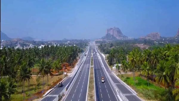 ಬೆಂಗಳೂರು-ಮಂಗಳೂರು ಬೈಪಾಸ್ ರಸ್ತೆಯಲ್ಲಿ ಬಸ್‌ ಅಡ್ಡಗಟ್ಟಿ ತಲ್ವಾರ್‌ನಿಂದ ಗ್ಲಾಸ್‌ ಹೊಡೆದ ಕಿಡಿಗೇಡಿ