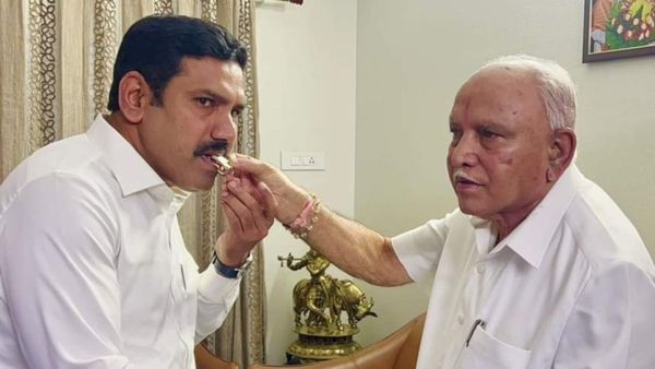 ವಿಜಯೇಂದ್ರಗೆ ಹೊರಗಡೆ ಯಡಿಯೂರಪ್ಪ ಪೂಜ್ಯ ತಂದೆ, ಮನೇಲಿ ಮುದಿಯಾ: ಹೀಗಂದಿದ್ಯಾರು?