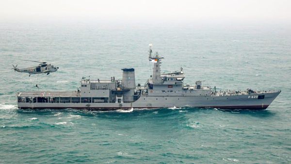 Navy Skydivers: ವಿಶಾಖಪಟ್ಟಣಂನಲ್ಲಿ ಭಾರತೀಯ ನೌಕಾಪಡೆಯ ಸ್ಕೈಡೈವರ್‌ಗಳ ಡಿಕ್ಕಿ!