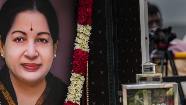 ಜಯಲಲಿತಾ ಐಷಾರಾಮಿ ವಸ್ತು ಹಸ್ತಾಂತರಿಸಲು ದಿನಾಂಕ ನಿಗದಿಗೊಳಿದ ಬೆಂಗಳೂರು ಕೋರ್ಟ್‌