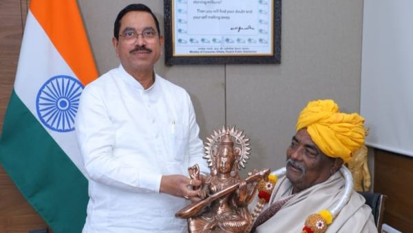 ಪದ್ಮಶ್ರೀ ಒಲಿದ ವೆಂಕಪ್ಪ ಅಂಬಾಜಿ ಅವರಿಗೆ ಕೇಂದ್ರ ಸಚಿವ ಜೋಶಿ ಸನ್ಮಾನ