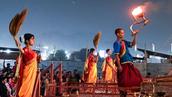  Mahakumbh 2025: ಮಹಾಕುಂಭ ಮೇಳದಲ್ಲಿ ಹಿಂದೂಯೇತರರ ಮಳಿಗೆಗಳ ನಿರ್ಬಂಧಕ್ಕೆ ಕೂಗು