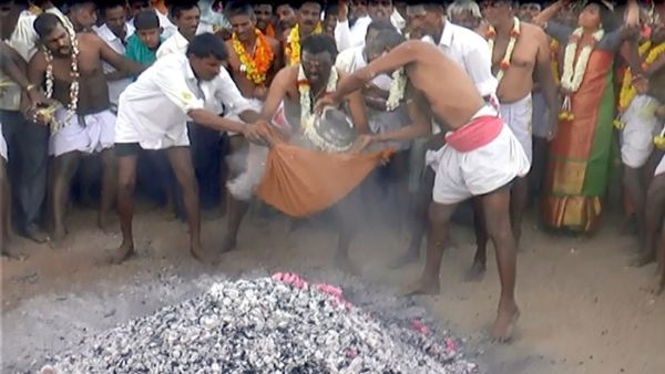 ಚಾಮರಾಜನಗರದ ಬಾಣಹಳ್ಳಿ ಸತ್ಯವತಿ ದೇವಿಗೆ ಕೆಂಡದಿಂದಲೇ ನೈವೇದ್ಯ!