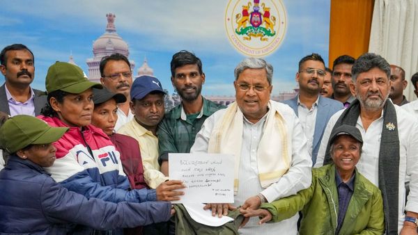 Naxals Surrender: ಮುಖ್ಯಮಂತ್ರಿ ಸಿದ್ದರಾಮಯ್ಯ ಮುಂದೆ ಶರಣಾದ 6 ನಕ್ಸಲರು