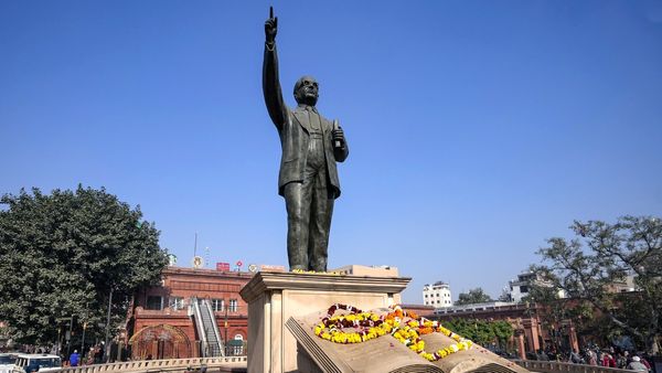 ಅಂಬೇಡ್ಕರ್ ಪ್ರತಿಮೆ ಅಪವಿತ್ರ: ಬಿಜೆಪಿ-ಕಾಂಗ್ರೆಸ್‌ನಿಂದ ಕೇಜ್ರಿವಾಲ್ ನಕಲಿ ದಲಿತ ಪ್ರೀತಿ, ಖಲಿಸ್ತಾನಿ ಸಂಪರ್ಕ ಆರೋಪ