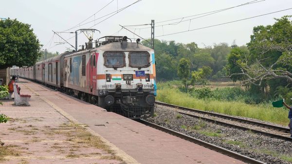 Breaking: ಘೋರ ದುರಂತ, ಕರ್ನಾಟಕ ಎಕ್ಸ್‌ಪ್ರೆಸ್‌ ರೈಲು ಹರಿದು ಹಲವರು ಸಾವು
