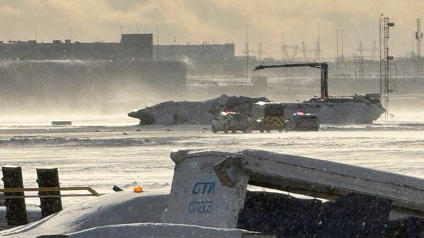 Canada: ಕೆನಡಾದಲ್ಲಿ ಲ್ಯಾಂಡಿಂಗ್ ವೇಳೆ ವಿಮಾನ ಪತನ- 18 ಜನರಿಗೆ ಗಾಯ