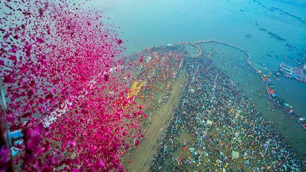 Maha Kumbh Mela 2025: ಕೊನೇ ಅಮೃತ ಸ್ನಾನದಲ್ಲಿ ಪಾಲ್ಗೊಂಡ ಭಕ್ತರಿಗೆ ಆಗಸದಿಂದ ಹೂಮಳೆ
