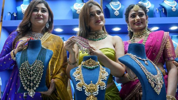 Gold Silver Price: ಗ್ರಾಹಕರಿಗೆ ಮತ್ತೆ ಶಾಕ್, ಚಿನ್ನದ ಬೆಲೆ ರೂ.5.500 ಹೆಚ್ಚಳ, ಬೆಳ್ಳಿ ದರ? ಅಪ್ಡೇಟ್ಸ್