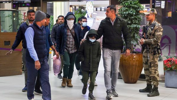 Indian immigrants: ಕೈಗೆ ಬೇಡಿ, ಕಾಲಿಗೆ ಕೋಳ.. ಭಾರತೀಯರನ್ನು ಅವಮಾನಿಸಿ, ಹೀಯಾಳಿಸಿ ಮನೆಗೆ ಕಳುಹಿಸಿದ ಅಮೆರಿಕ