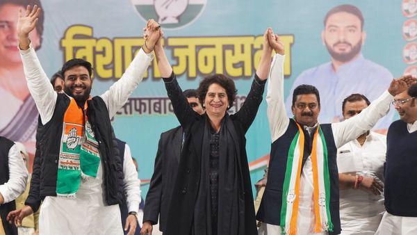 ಪ್ರಧಾನಿ ಮೋದಿ, ಅರವಿಂದ್ ಕೇಜ್ರಿವಾಲ್ ಹೇಡಿಗಳು & ಭ್ರಷ್ಟರು: ಪ್ರಿಯಾಂಕಾ ಗಾಂಧಿ