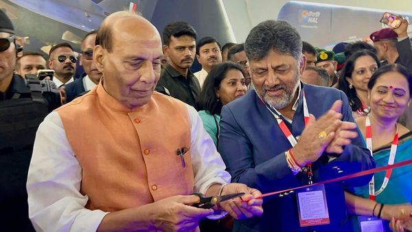 Aero India 2025: ಸಿದ್ದರಾಮಯ್ಯ ಗೈರು: ಬೆಂಗಳೂರಿನಲ್ಲಿ ಏರೋ ಶೋ ಉದ್ಘಾಟಿಸಿದ ರಾಜನಾಥ್ ಸಿಂಗ್