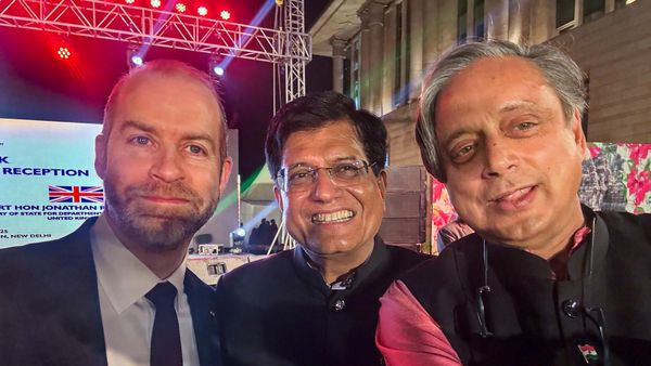 Shashi Tharoor: ಕಾಂಗ್ರೆಸ್‌ಗೆ ಮತ್ತೊಂದು ಬಿಗ್‌ ಶಾಕ್‌: ಬಿಜೆಪಿ ಸೇರುವತ್ತ ಪ್ರಭಾವಿ ನಾಯಕ ಶಶಿ ತರೂರ್ !