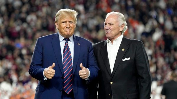 ಕೆಲಸದಿಂದ ತೆಗೆಯಲು ಡೊನಾಲ್ಡ್ ಟ್ರಂಪ್ ಆದೇಶ, ಅಮೆರಿಕ ಅಧ್ಯಕ್ಷರ ನಿರ್ಧಾರಕ್ಕೆ ಭಾರಿ ವಿರೋಧ!