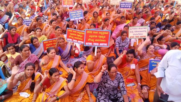 'ಗೌರವ ಧನ' ಹೆಚ್ಚಿಸಿದ ರಾಜ್ಯ ಸರ್ಕಾರ: ಅಂಗನವಾಡಿ ಕಾರ್ಯಕರ್ತೆ, ಸಹಾಯಕಿಯರ ಪ್ರತಿಭಟನೆ: ಸಚಿವೆ ಭೇಟಿ