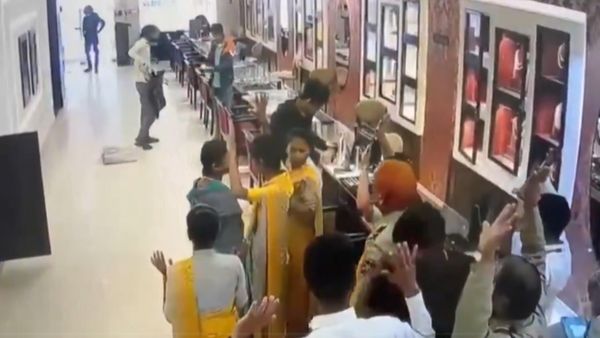 ಆಭರಣ ಮಳಿಗೆಗೆ ಗನ್ ಸಮೇತ ನುಗ್ಗಿದ 9 ದರೋಡೆಕೋರರು: ₹25 ಕೋಟಿಯ ಚಿನ್ನಾಭರಣ, ನಗದು ಲೂಟಿ: CCTV