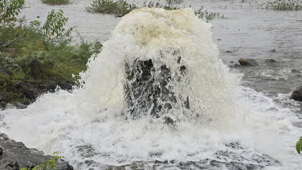 ಬಳ್ಳಾರಿ: ನೀರಿನ ಸಮಸ್ಯೆ, ನದಿಯಲ್ಲೇ ಬೋರ್‌ವೆಲ್ ಕೊರೆದ ಜನ
