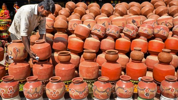 ಬೆಂಗಳೂರಿನಲ್ಲಿ ಹೆಚ್ಚಾಯ್ತು ಉಷ್ಣಾಂಶ: ಮಣ್ಣಿನ ಮಡಿಕೆಗಳಿಗೆ ಹೆಚ್ಚಾದ ಬೇಡಿಕೆ