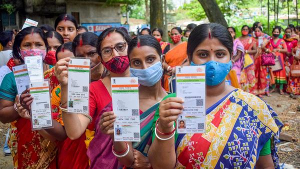 Aadhaar: ಶೀಘ್ರವೇ ಆಧಾರ್‌ ಜೊತೆ ವೋಟರ್‌ ಐಡಿ ಕೂಡ ಲಿಂಕ್‌, ಮತದಾರರಿಗೆ ಏನೆಲ್ಲ ಅನುಕೂಲ?