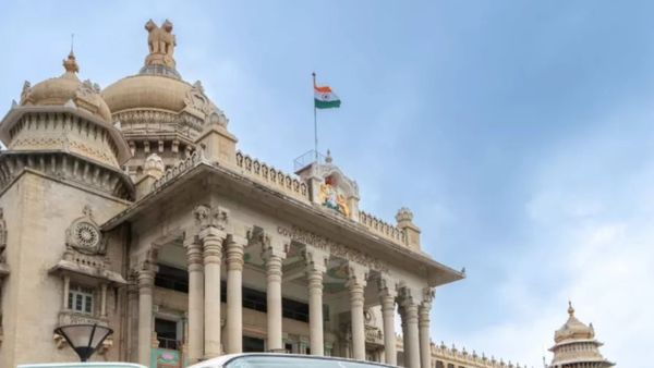 Government Employee: ಕರ್ನಾಟಕದ ಸರ್ಕಾರಿ ನೌಕರರಿಗೆ ವಿಶೇಷ ಸಂಭಾವನೆ