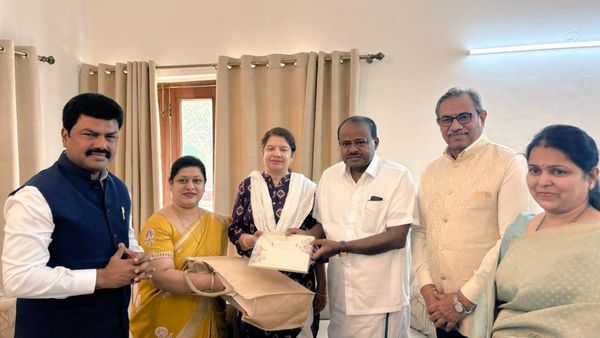 ಪುತ್ರನ ವಿವಾಹಕ್ಕೆ ಎಚ್. ಕೆ. ಕುಮಾರಸ್ವಾಮಿ ಆಮಂತ್ರಿಸಿದ ಬಿ. ವೈ. ರಾಘವೇಂದ್ರ