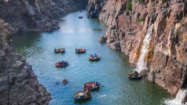 ಹೊಗೇನಕಲ್‌ನಲ್ಲಿ ತೆಪ್ಪದಲ್ಲಿ ನದಿ ದಾಟುವ ಬೈಕ್‌ಗಳು: ಏನಿದರ ಕರಾಮತ್ತು?