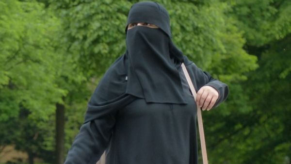 ಸ್ನೇಹಿತನಿಗೆ ಬುರ್ಖಾ ಕೊಟ್ಟು ಲೇಡೀಸ್‌ ಹಾಸ್ಟೆಲ್‌ಗೆ ಕರೆಸಿಕೊಂಡ ಯುವತಿ, ಕಾರಣ ಶಾಕಿಂಗ್‌