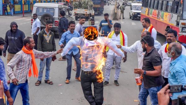 Karnataka Bandh: ಅಖಂಡ ಕರ್ನಾಟಕ ಬಂದ್; ಶಿವಸೇನೆ ಪ್ರತಿಕೃತಿಗೆ ಬೆಂಕಿ ಹಚ್ಚಿ ಆಕ್ರೋಶ: ಬಸ್‌ ಸ್ಥಗಿತ