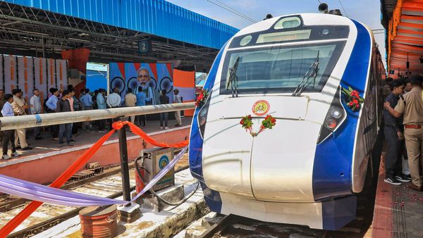 Train Timings: ಯುಗಾದಿ ಹಬ್ಬಕ್ಕೆ ಭರ್ಜರಿ ಸುದ್ದಿ, ಪ್ರಯಾಣಿಕರಿಗೆ ವಿಶೇಷ ರೈಲು ವ್ಯವಸ್ಥೆ!