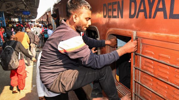 Train Timings: ರೈಲು ಓಡಾಟ ಬಂದ್, ಈ ಮಾರ್ಗದ ಪ್ರಯಾಣಿಕರೇ ಗಮನಿಸಿ...
