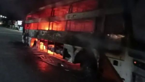 ಬೆಳ್ಳಂಬೆಳಗ್ಗೆ ಹೊತ್ತಿ ಉರಿದ ಖಾಸಗಿ ಬಸ್‌: ಪ್ರಯಾಣಿಕರು ಪಾರಾಗಿದ್ದೇಗೆ?