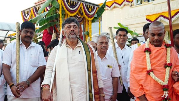 ಉಘೇ, ಉಘೇ ಮಾದಪ್ಪ: ಮಲೆ ಮಹದೇಶ್ವರದಲ್ಲಿ ಡಿಕೆಶಿ ದಂಡುಕೋಲು ಸೇವೆ