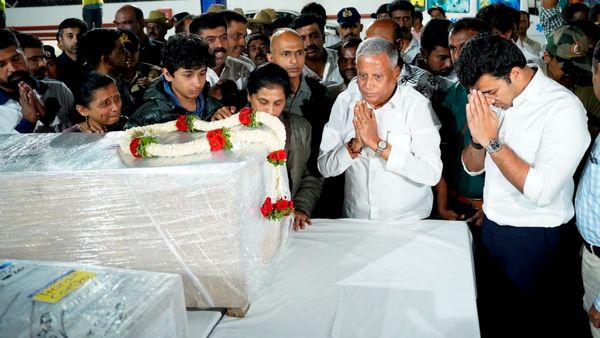 Pahalgam Terrorist Attack: ಬೆಂಗಳೂರಿಗೆ ಬಂದ ಕನ್ನಡಿಗರ ಪಾರ್ಥಿವ ಶರೀರ