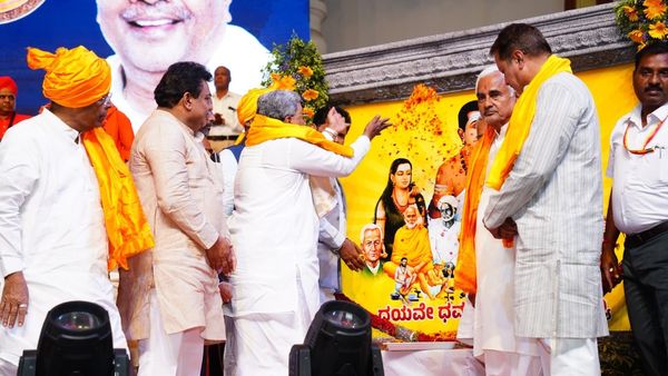 'ಇವನಾರವ ಇವನಾರವ ಎಂದು ವಚನ ಹೇಳೋದು, ಈ ಕಡೆ ಬಂದು ಅವನ ಜಾತಿ ಕೇಳೋದು'