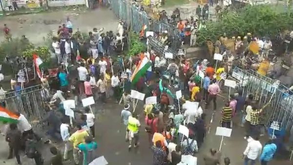 Bengal Violence: ಬಂಗಾಳದಲ್ಲಿ ವಕ್ಫ್ ಕಾನೂನಿನ ವಿರುದ್ಧ ಮತ್ತೆ ಹಿಂಸಾಚಾರ- ಪೊಲೀಸರ ಮೇಲೆ ಕಲ್ಲು- ವಾಹನಗಳಿಗೆ ಬೆಂಕಿ