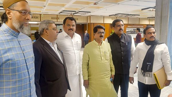 Waqf Bill: ವಕ್ಫ್‌ ಮಸೂದೆ ವಿರುದ್ಧ ಮತ ಹಾಕಲು ಇಂಡಿಯಾ ಒಕ್ಕೂಟ ನಿರ್ಧಾರ