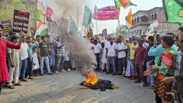 Waqf Bill: ಬಂಗಾಳ ಘರ್ಷಣೆಯಲ್ಲಿ ಮೂವರು ಸಾವು; ಕೇಂದ್ರ ಪಡೆ ನಿಯೋಜಿಸಲು ಕೋರ್ಟ್ ಸೂಚನೆ