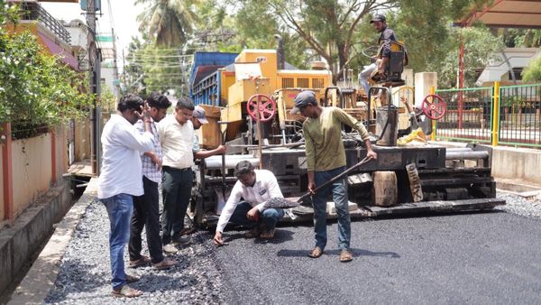 ಹುಬ್ಬಳ್ಳಿ - ಧಾರವಾಡದಲ್ಲಿ ಪ್ಲಾಸ್ಟಿಕ್ ತ್ಯಾಜ್ಯ ಬಳಸಿ ರೋಡ್‌ಗಳಿಗೆ ಡಾಂಬರು!