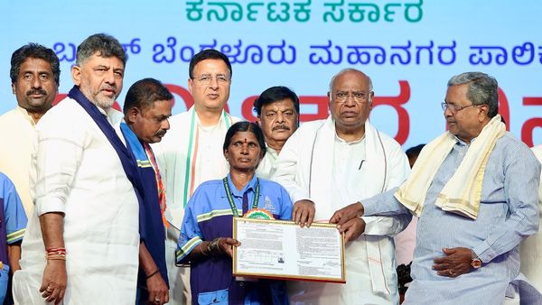  12,692 ಮಂದಿ ಪೌರ ಕಾರ್ಮಿಕರಿಗೆ ಸೇವೆ ಖಾಯಂ ನೇಮಕಾತಿ ಪತ್ರ ವಿತರಣೆ
