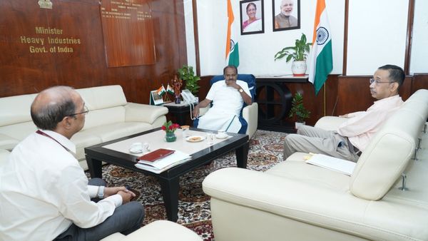 HD Kumaraswamy: ಉನ್ನತ ಅಧಿಕಾರಿಗಳ ಜತೆ ಮಹತ್ವದ ಸಭೆ ನಡೆಸಿದ ಹೆಚ್‌ ಡಿ ಕುಮಾರಸ್ವಾಮಿ: ಚರ್ಚೆಯಾಗಿದ್ದೇನು?