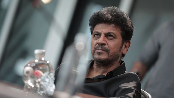 ಶಿವಣ್ಣನ ಮನೆಯಲ್ಲಿ ದಿಢೀರ್‌ ಸಭೆ ಸೇರಿದ ಸ್ಯಾಂಡಲ್‌ವುಡ್‌ನ ಪ್ರಮುಖರು, ಚರ್ಚೆಯಾಗಿದ್ದೇನು?