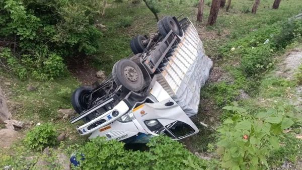 ಚಾಮರಾಜನಗರ: ರಾಷ್ಟ್ರೀಯ ಹೆದ್ದಾರಿಯಲ್ಲಿ ಚಾಲಕನ ನಿಯಂತ್ರ ತಪ್ಪಿ ಸರಕು ಸಾಗಾಣಿಕೆ ವಾಹನ ಪಲ್ಟಿ