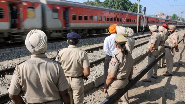 Delhi Train Derailment: ಹಜ್ರತ್ ನಿಜಾಮುದ್ದೀನ್ - ಘಾಜಿಯಾಬಾದ್ ರೈಲು ಅಪಘಾತ: ಬಿಡ್ಜ್‌ನಿಂದ ಕೆಳಗುರುಳಿದ ರೈಲು ಬೋಗಿ!